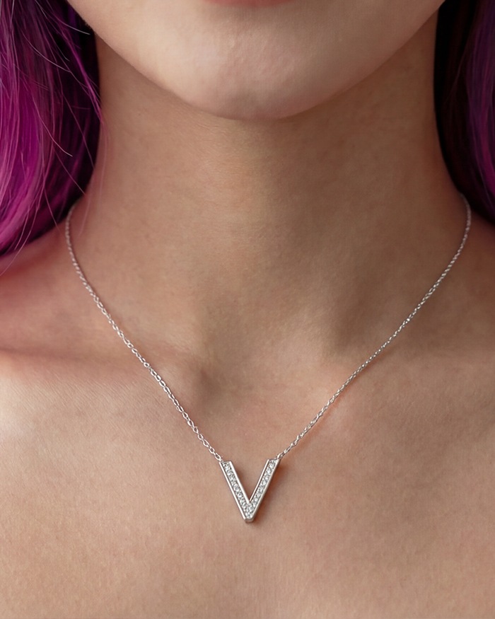 Vela's V pendant necklace
